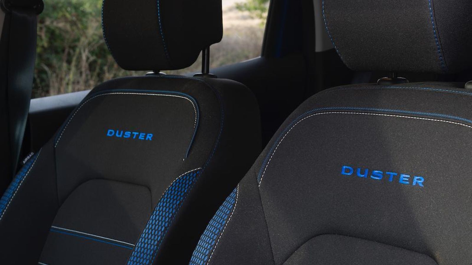 Numerosos detalles en azul en el interior delatan a la versión Aniversario: tapicería, tiradores de puertas, aireadores, etc.