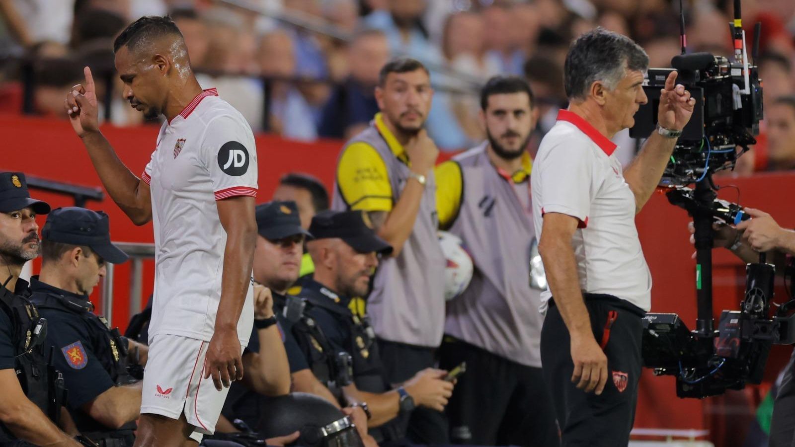 Fernando se marcha enojado y gesticulando al túnel de vestuarios.