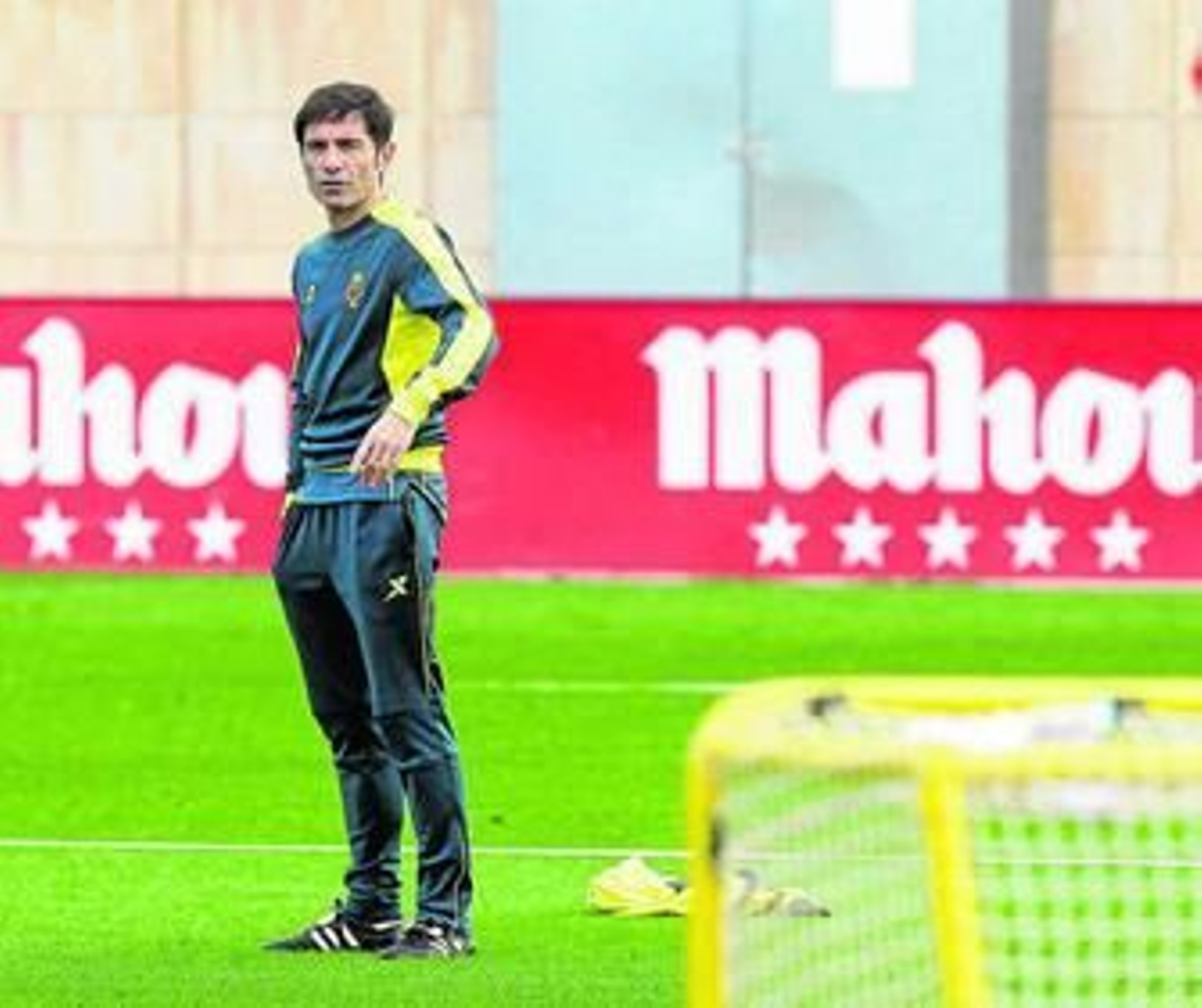 Marcelino realiza una indicación durante un entrenamiento del Villarreal.