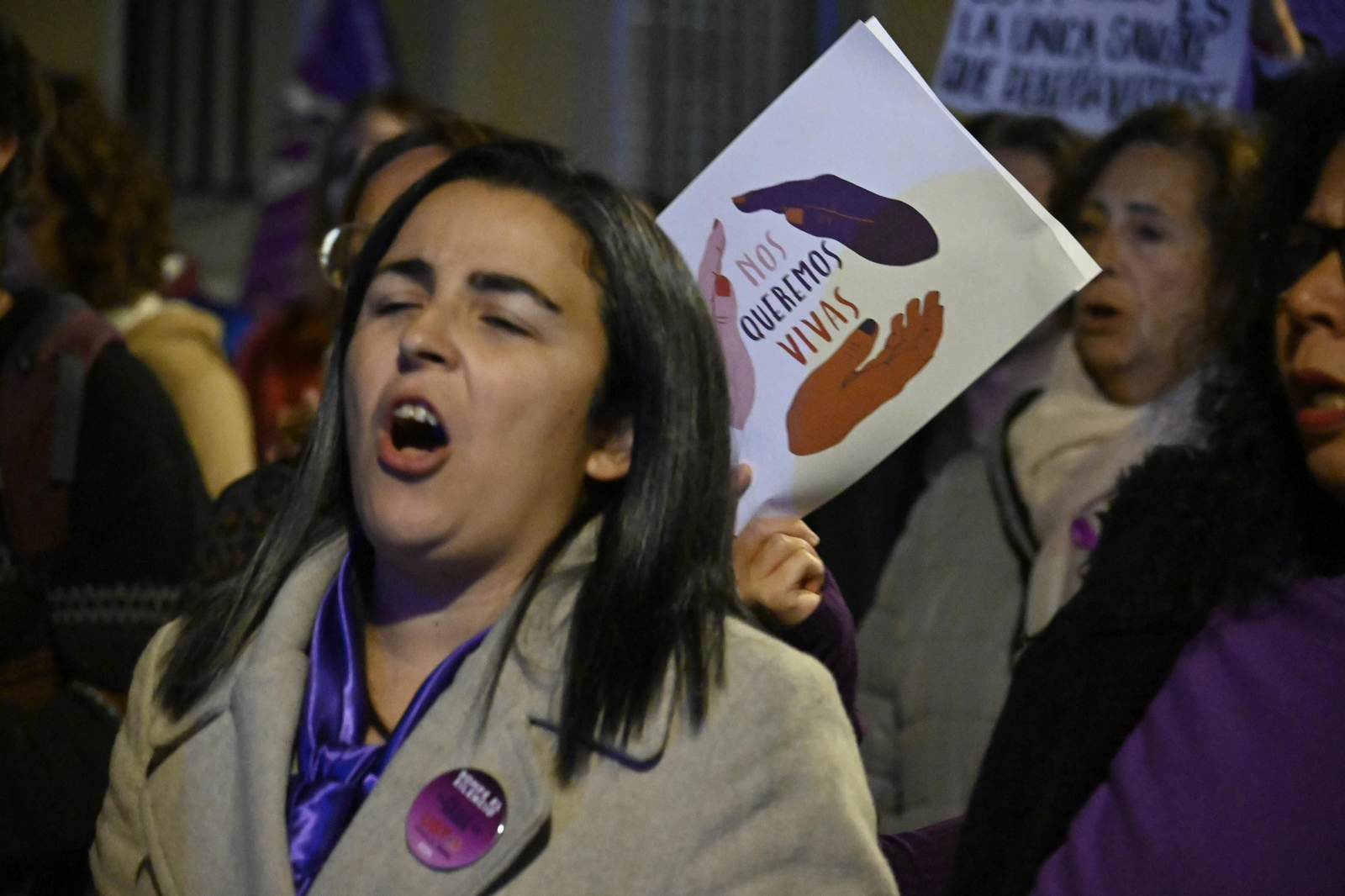 Imágenes de la manifestación con motivo del 25N en Huelva