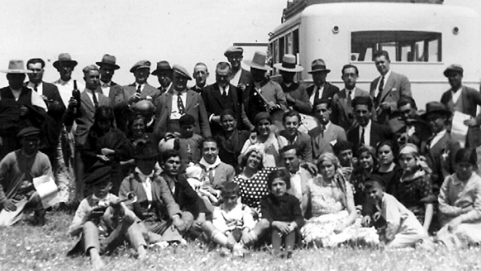 Peregrinación al Rocío en autobús de la Hermandad de jerez el año de su fundación, en 1932