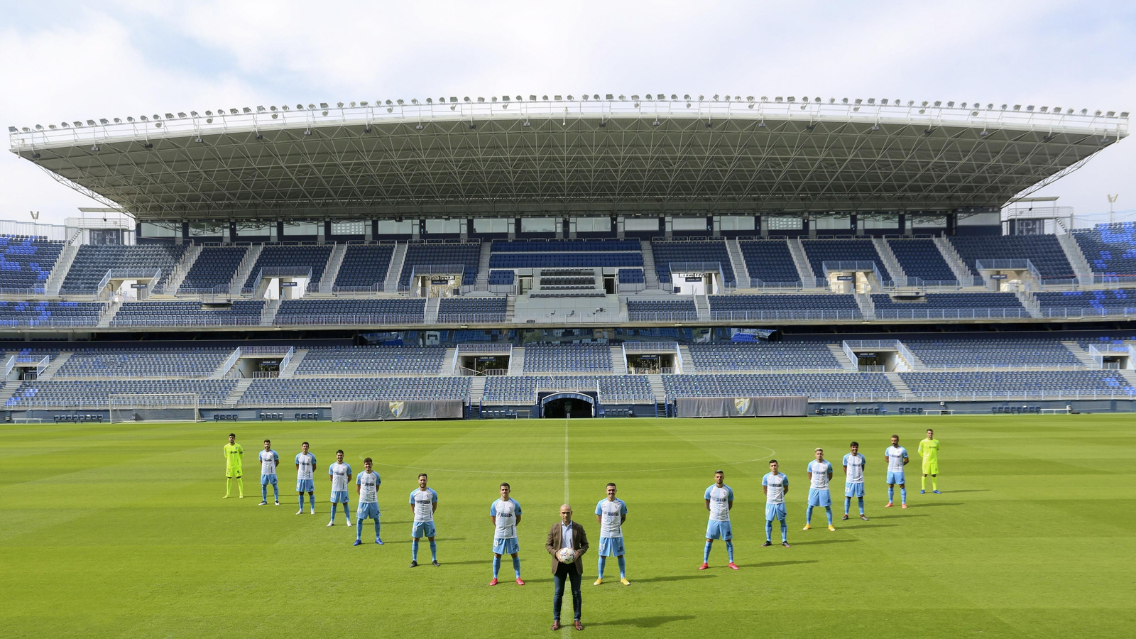 Los jugadores del Málaga CF y Manolo Gaspar, en La Rosaleda.