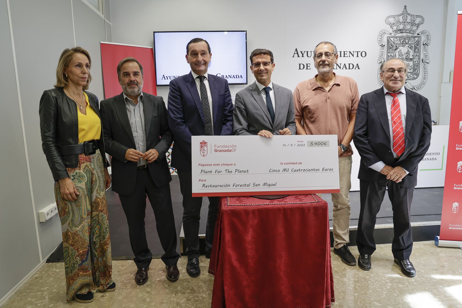 El Granada CF dona 5.400 euros para plantar 600 árboles en el entorno incendiado del Cerro de San Miguel