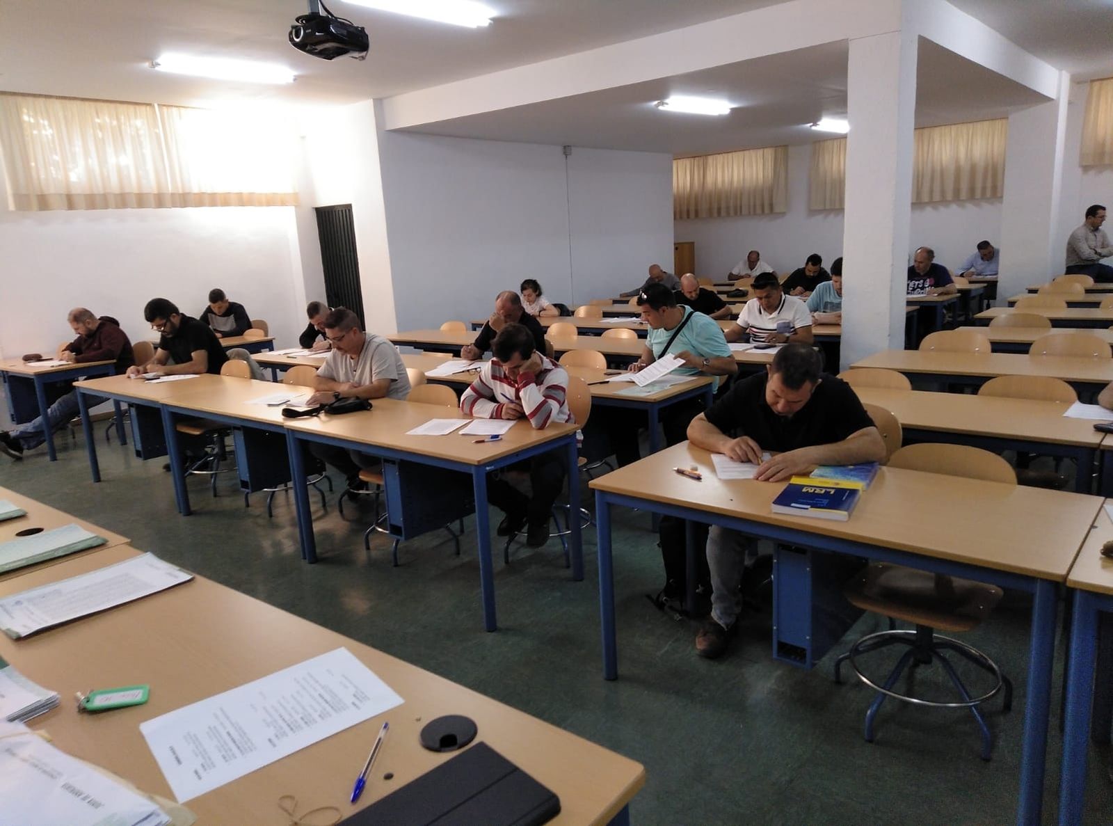 Un examen para la obtención de carnés profesionales.