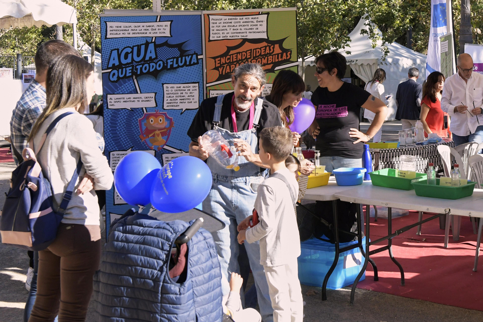 Un investigador explica a un niño el funcionamiento de un experimento