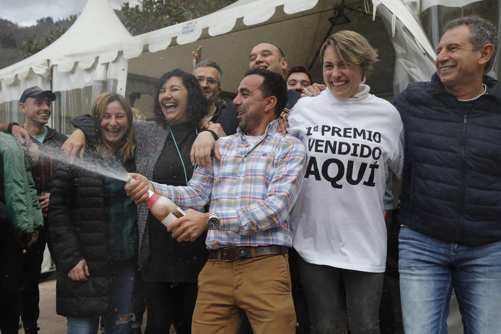 Celebraciones de los premiados con la Lotería de Navidad en España Celebraciones de los premiados con la Lotería de Navidad en España