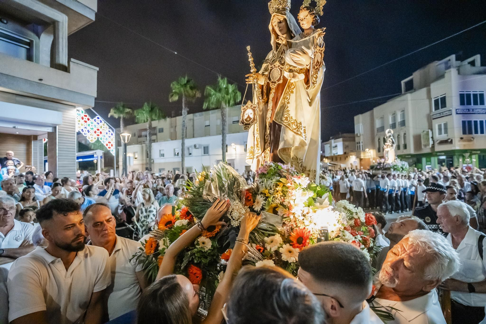 La procesión de la Virgen del Carmen y Santa Ana pone el broche final a las fiestas del Puerto de Roquetas