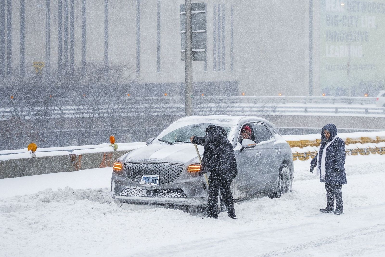 Las gélidas y blancas imágenes que deja la tormenta monstruosa en los EEUU