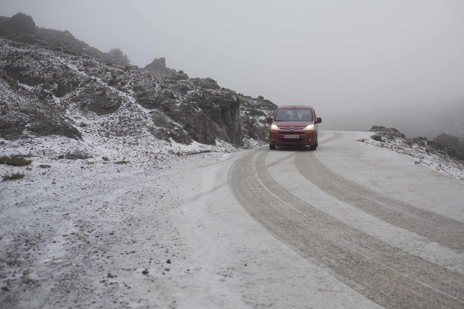 Las imágenes de la primera nevada del invierno en la Sierra de las Nieves
