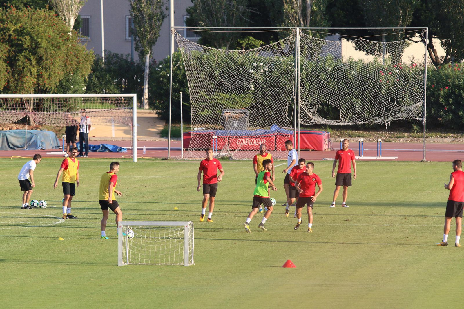 Vista frontal del partidillo con porterías chicas disputado en el anexo.