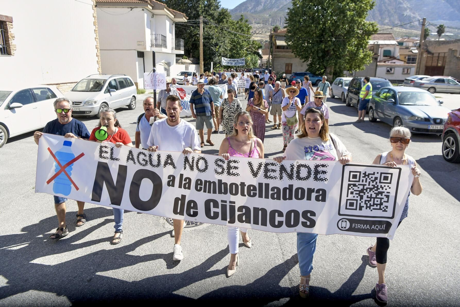 Así se han manifestado por las calles de Padul en contra de la embotelladora de Cijancos