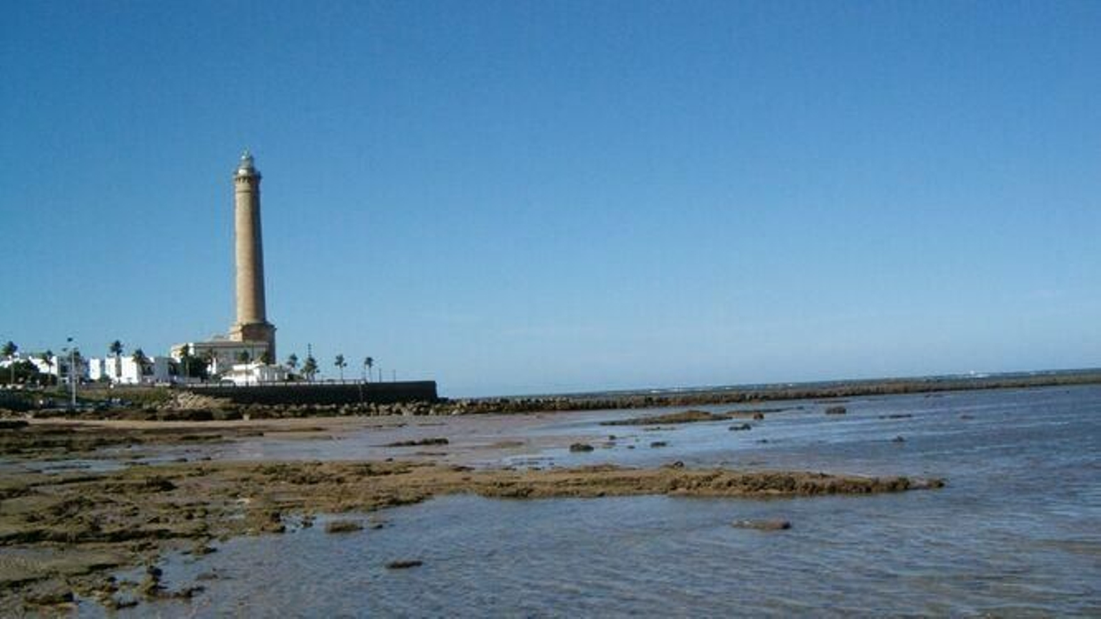 Una vista del faro de Chipiona.