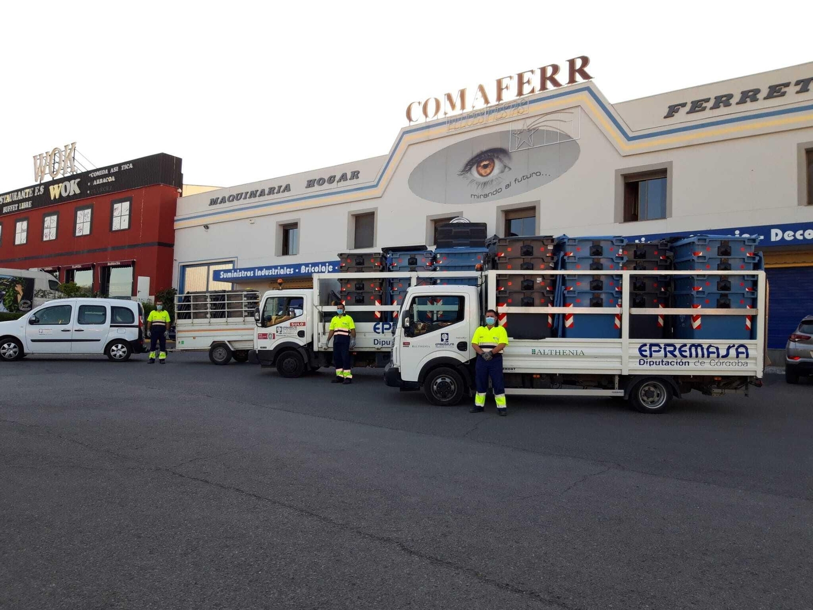 Contenedores de Epremasa listos para repartir en Lucena.