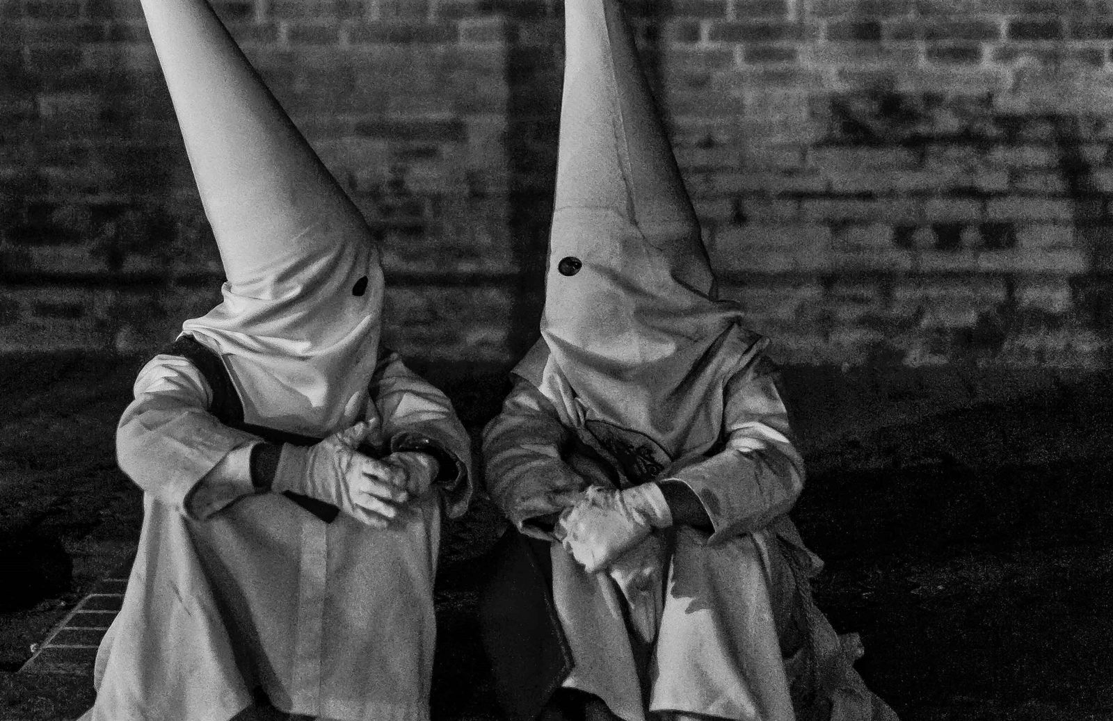 Dos jóvenes nazarenos de las Siete Palabras charlan sentados al final de una larga estación de penitencia. Una de las fotografías finalistas de las XII edición.