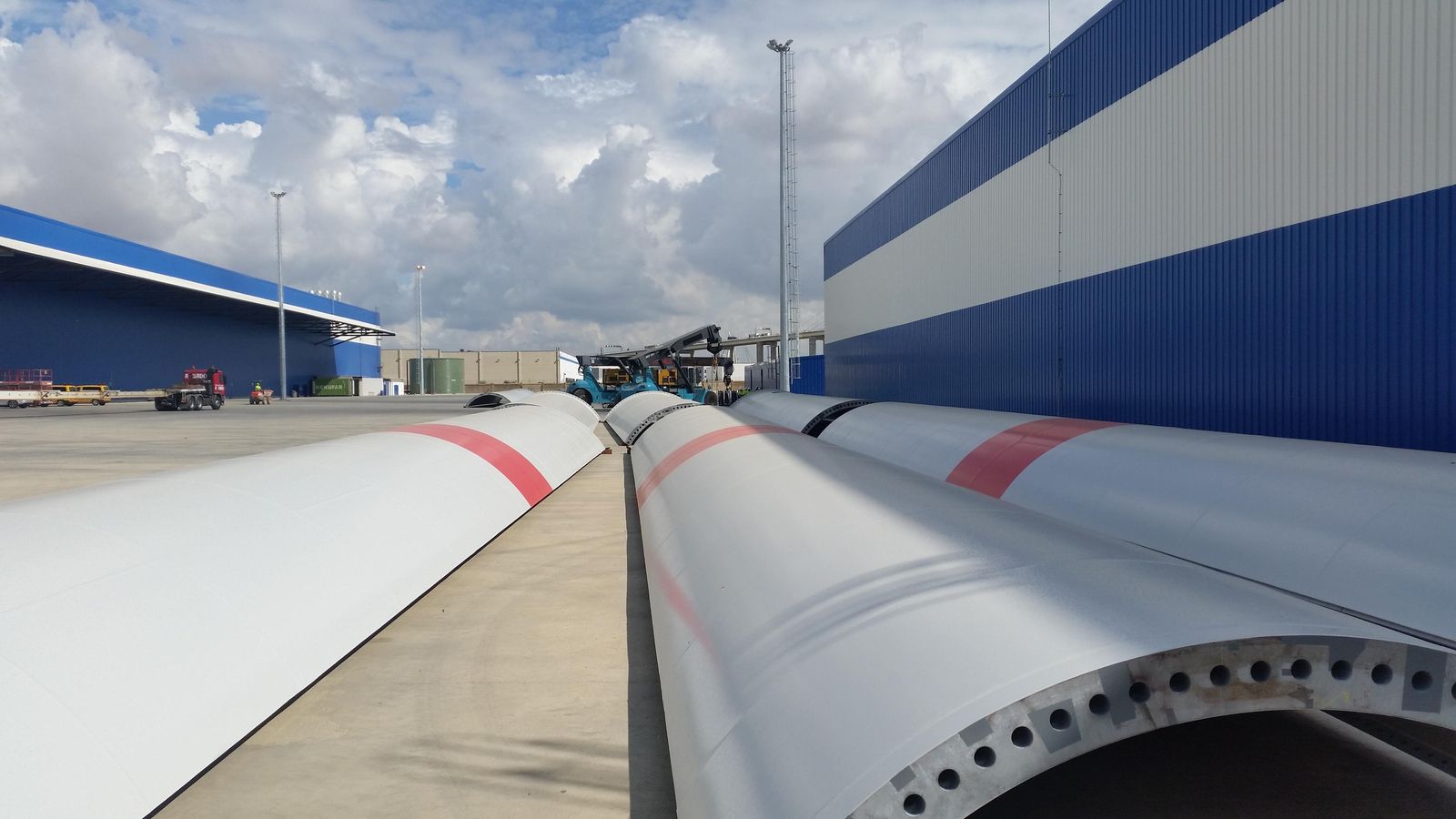 Componentes de torres eólicas dispuestos para embarcar en el polígono Astilleros de Sevilla en 2017.