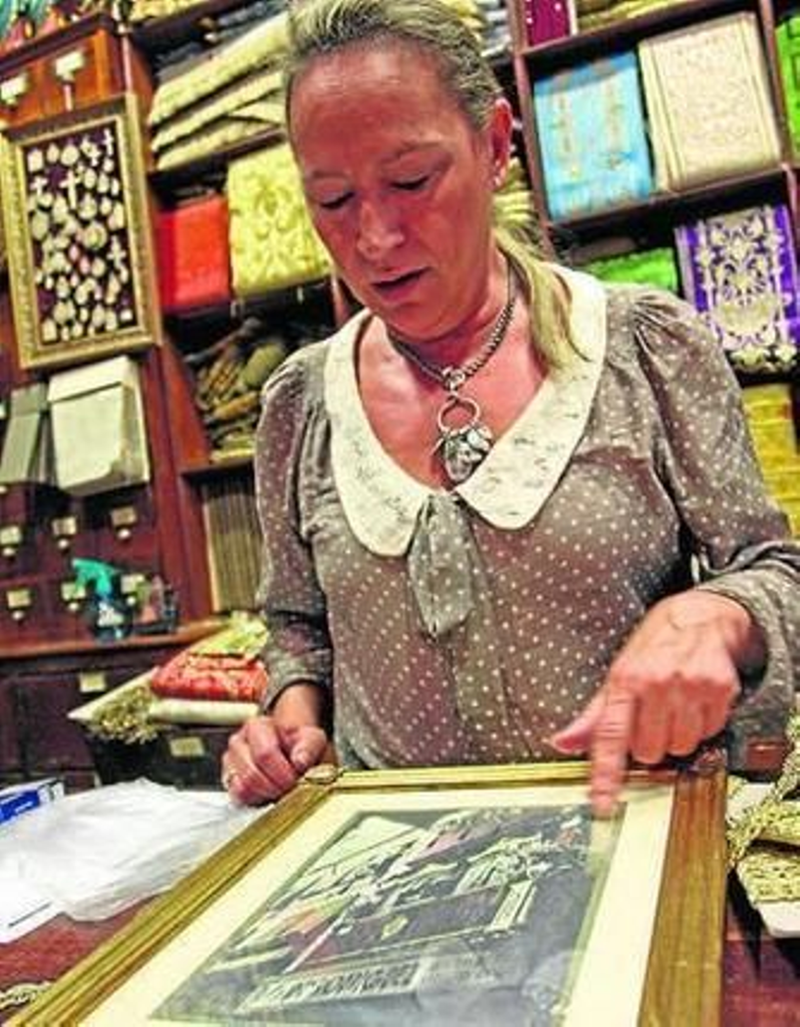 En apenas veinte metros cuadrados Casa Rodríguez vende multitud de artículos religiosos y decorativos.