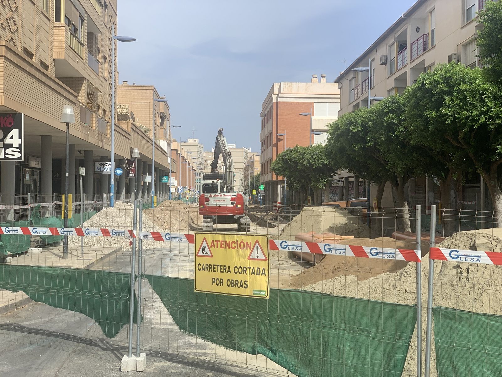 Corte de tráfico en la calle Blas Infante de Almería por obras.
