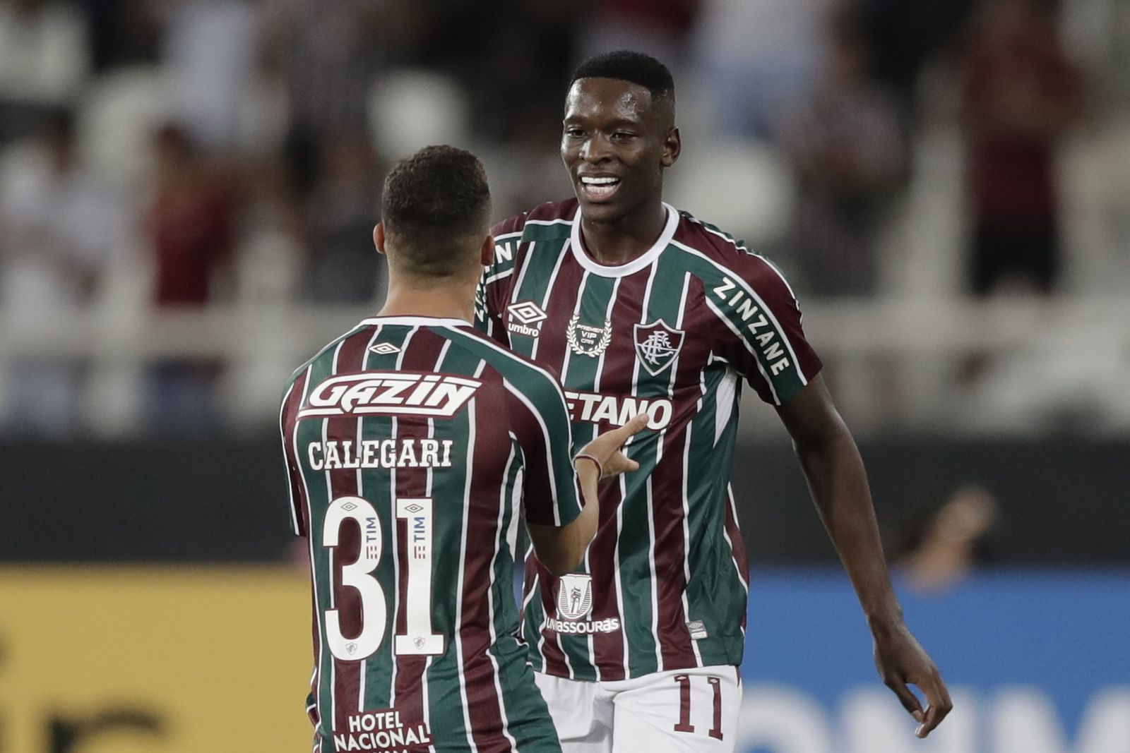 Luiz Henrique es felicitado por su compañero Calegari tras marcar.