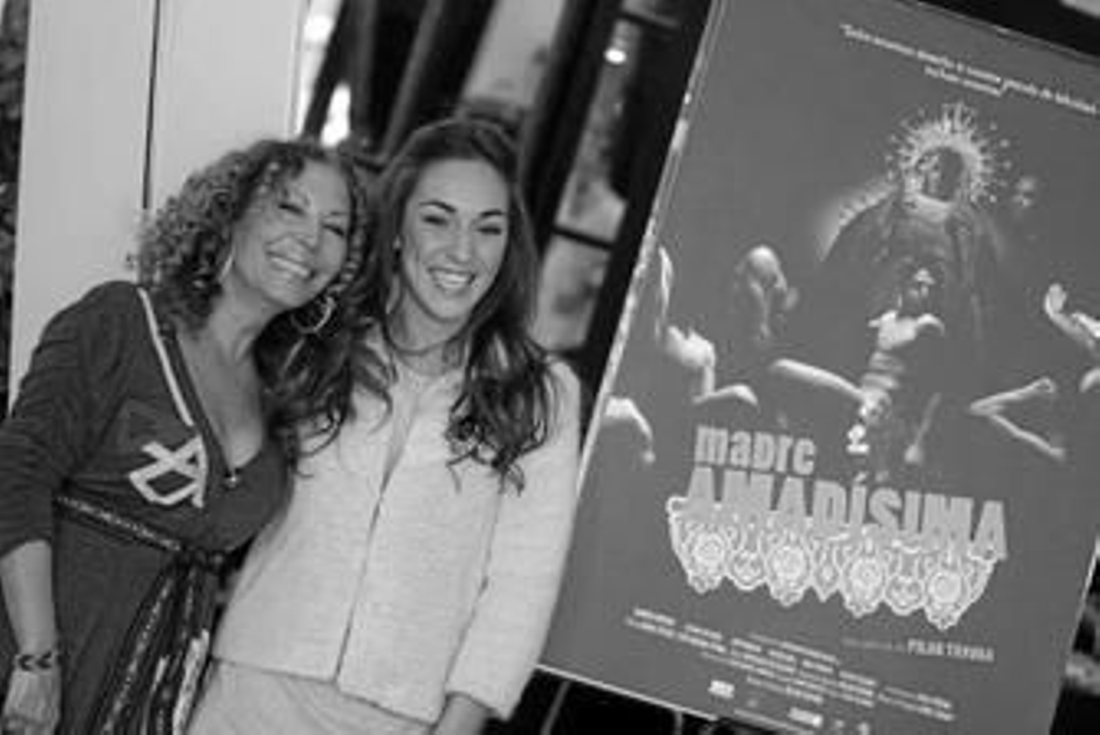 Pilar Távora y Gala Évora ante el cartel de su película.