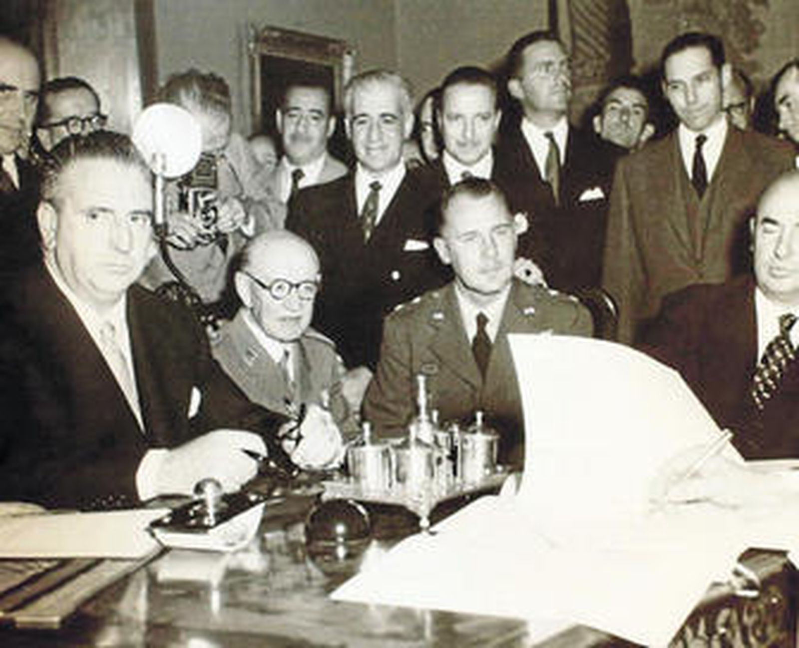 Un momento de la firma de los Pactos de Madrid entre España y Estados Unidos el 26 de septiembre de 1953.