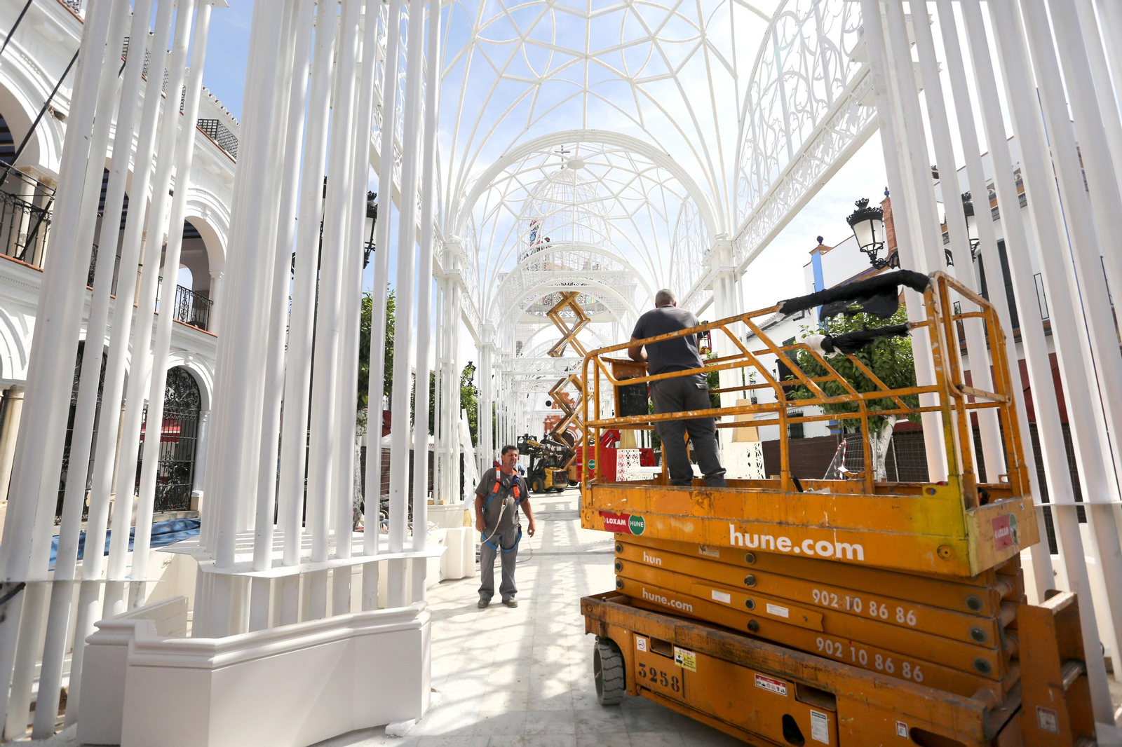 Imágenes de los preparativos en almonte y el Rocío para la venida de la Virgen