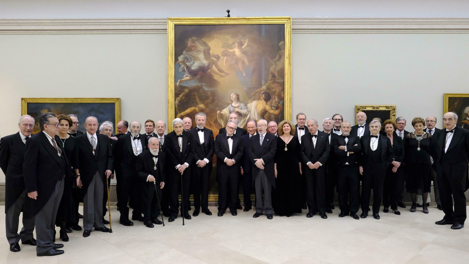 Foto de familia de todos los académicos presentes en el acto.