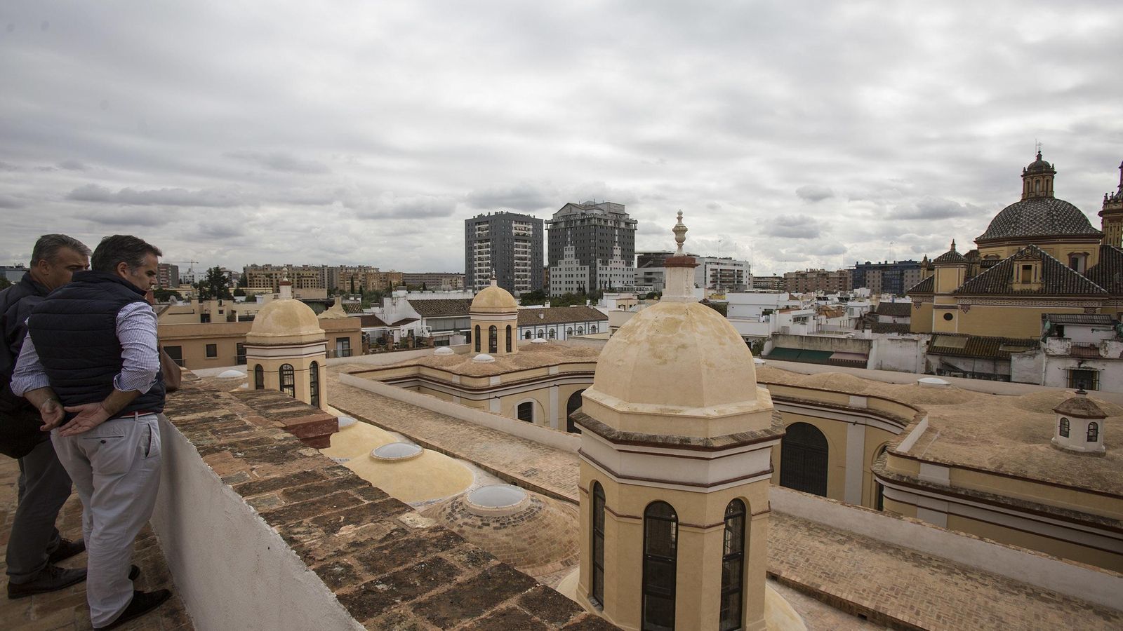 Vista aérea de parte de la fábrica con el barrio de San Bernardo