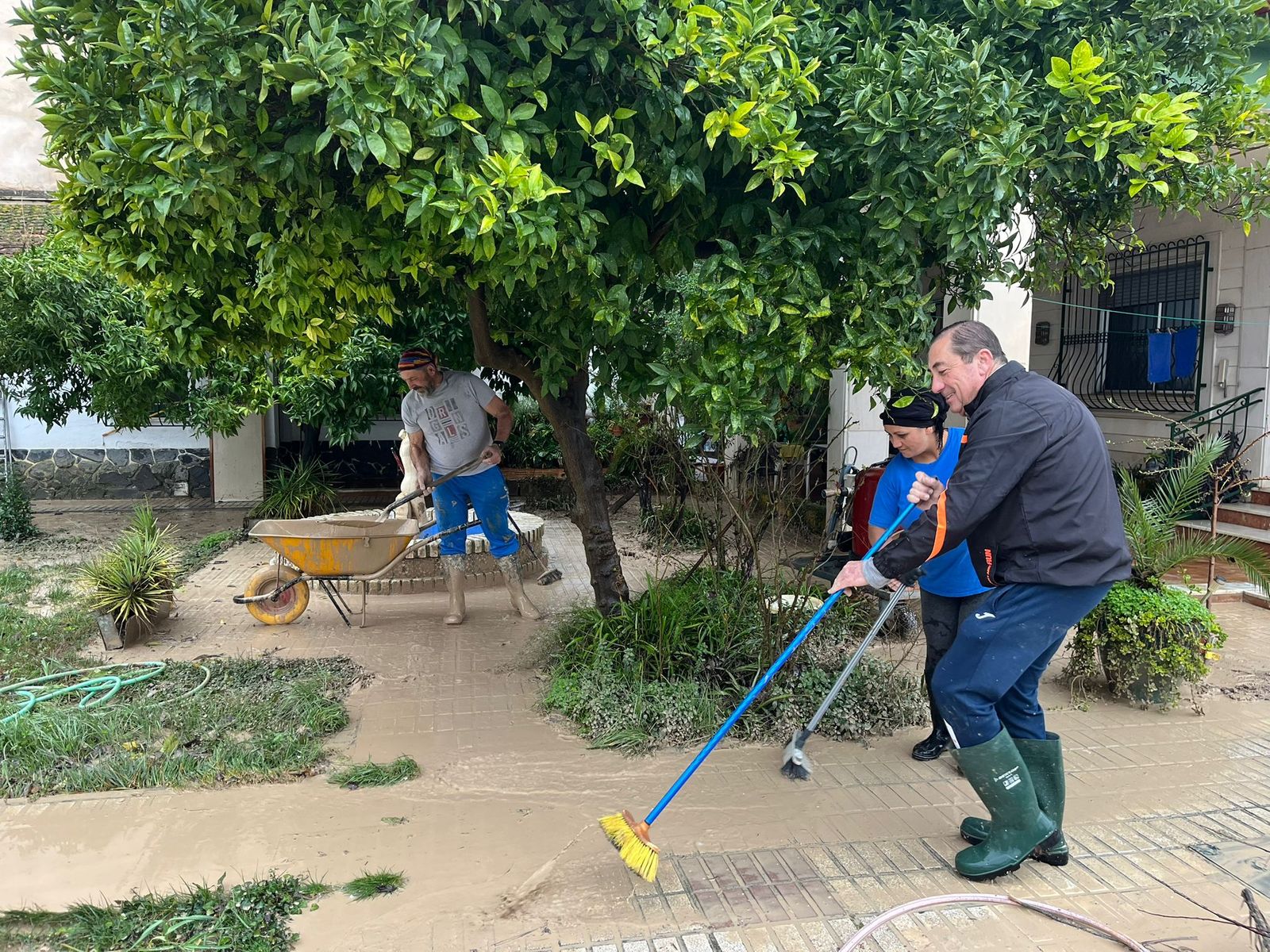 Varias personas limpiando en Huétor Tájar