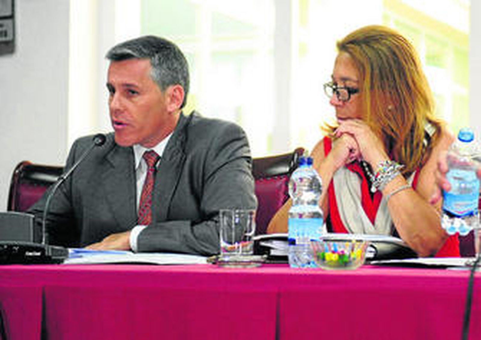 Los concejales Javier Cano y María Teresa Mas Morate, en uno de los primeros plenos del mandato.