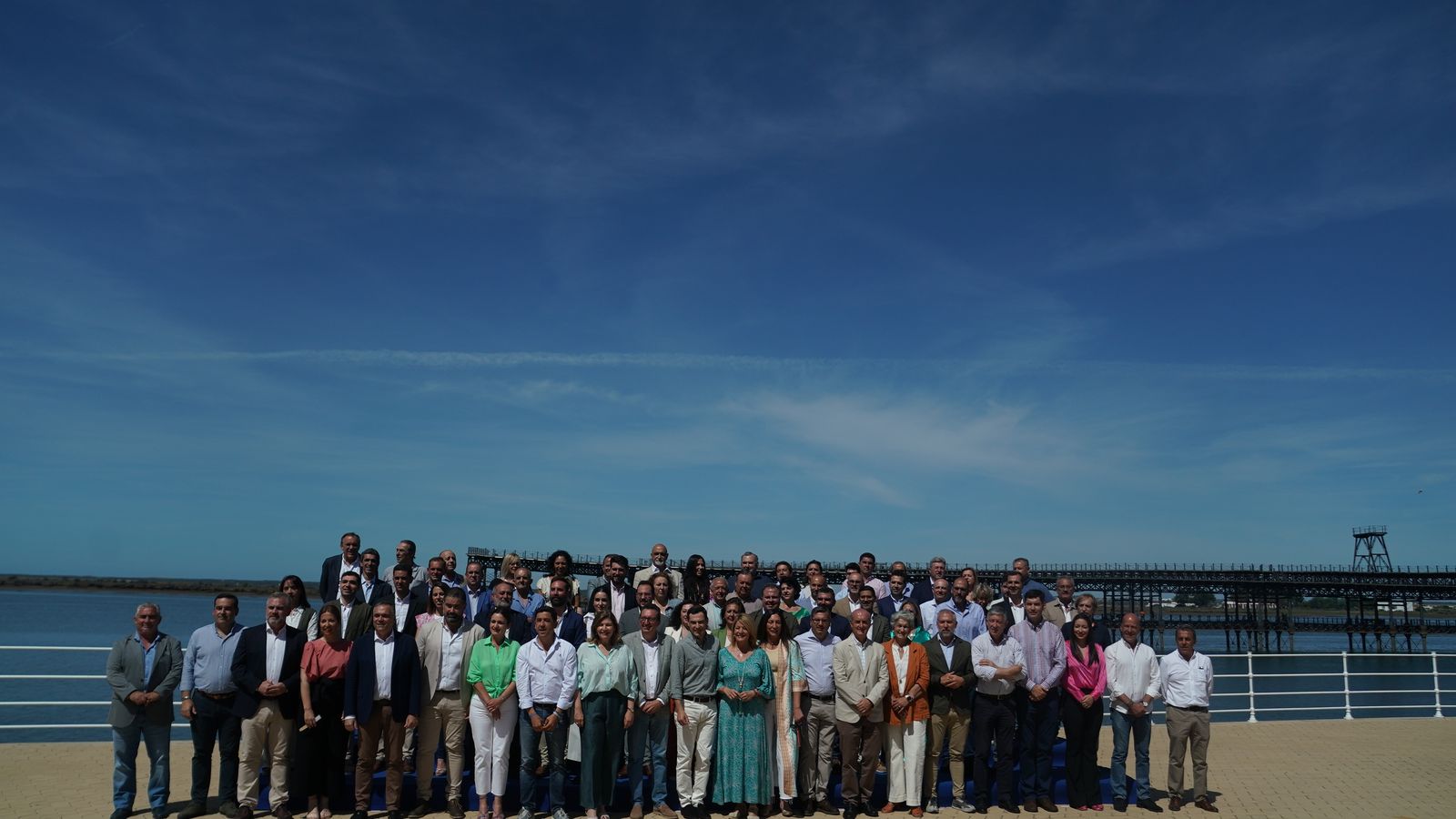 Todos los candidatos de la provincia junto al presidente de la Junta de Andalucía.
