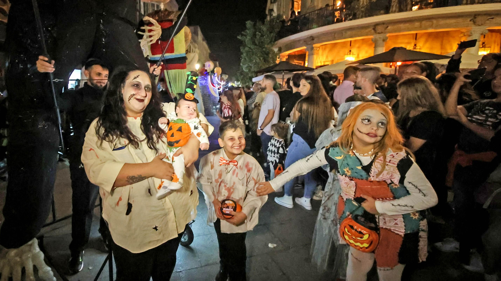 El desfile de Halloween llena las calles de Jerez