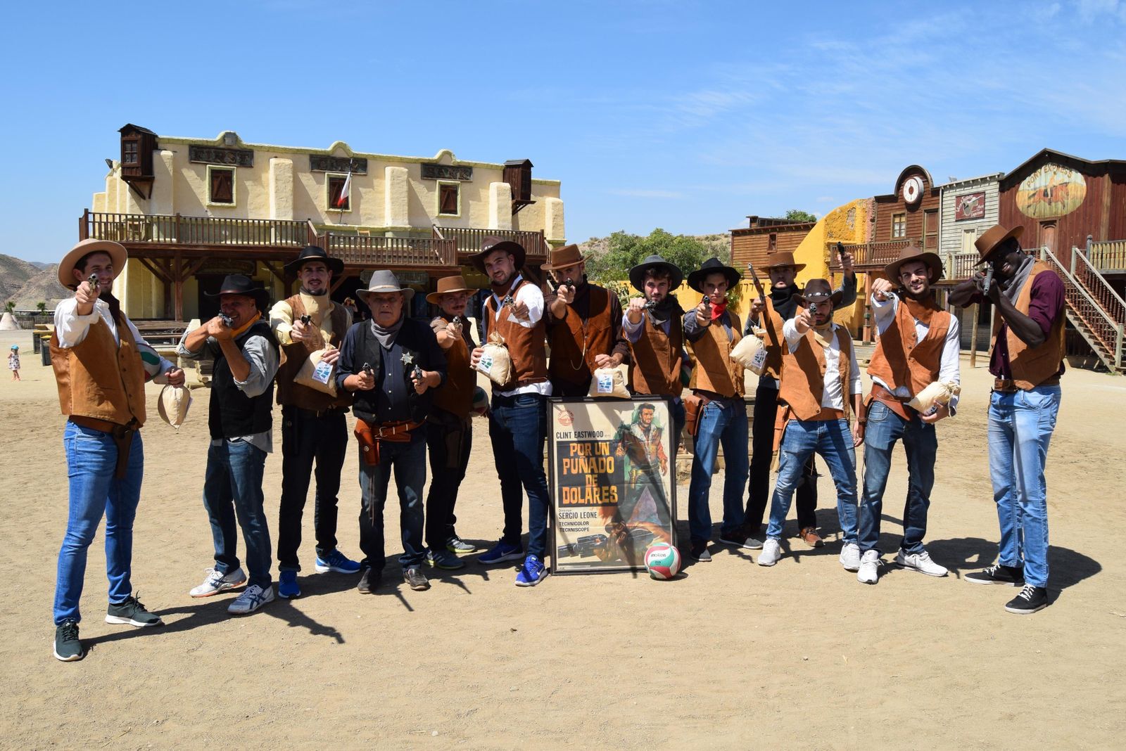 La plantilla del Unicaja Almería, en las instalaciones del 'Mini Hollywood'.