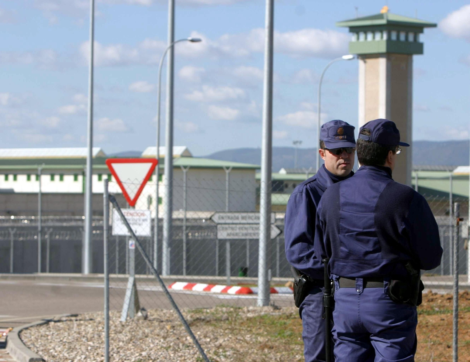 Dos agentes en la prisión de Alcolea. Dos agentes en la prisión de Alcolea.