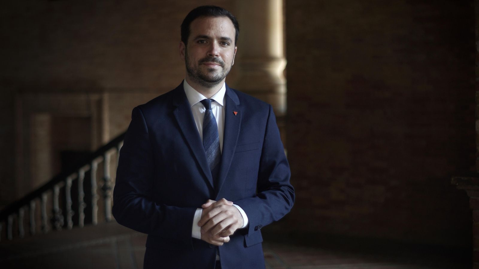 Alberto Garzón, antes de la entrevista, en la Plaza de España de Sevilla.