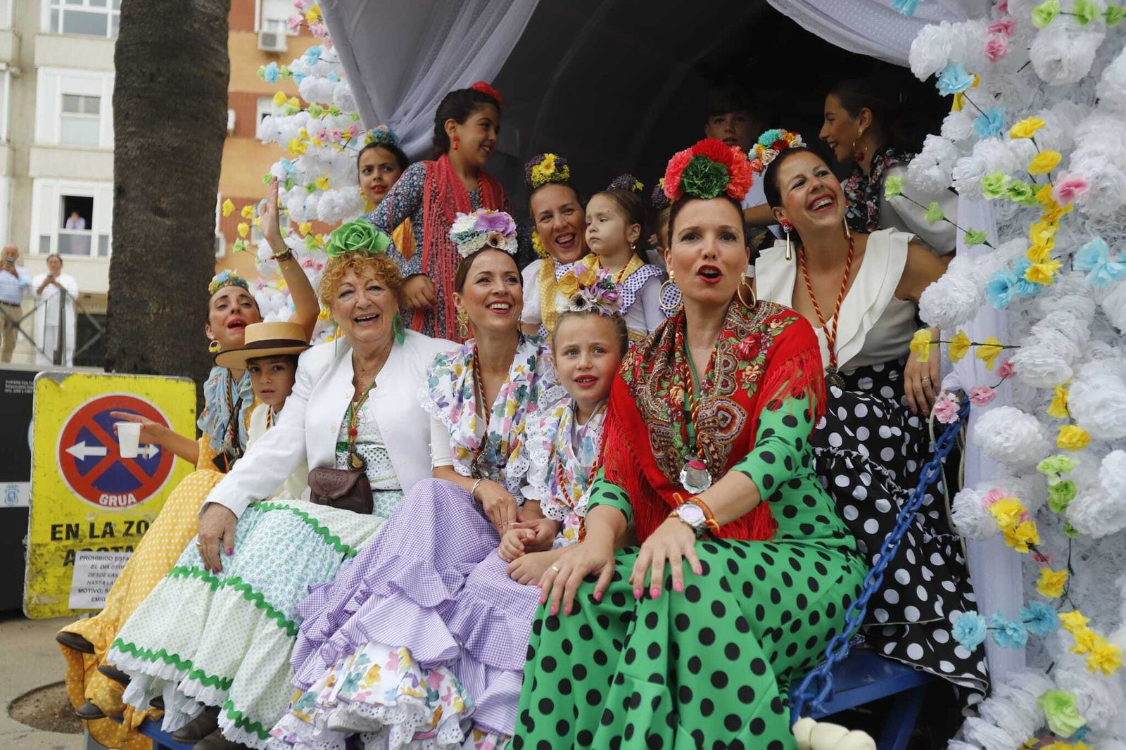En directo, salida de la Hermandad de Emigrantes del Rocío por las calles de Huelva