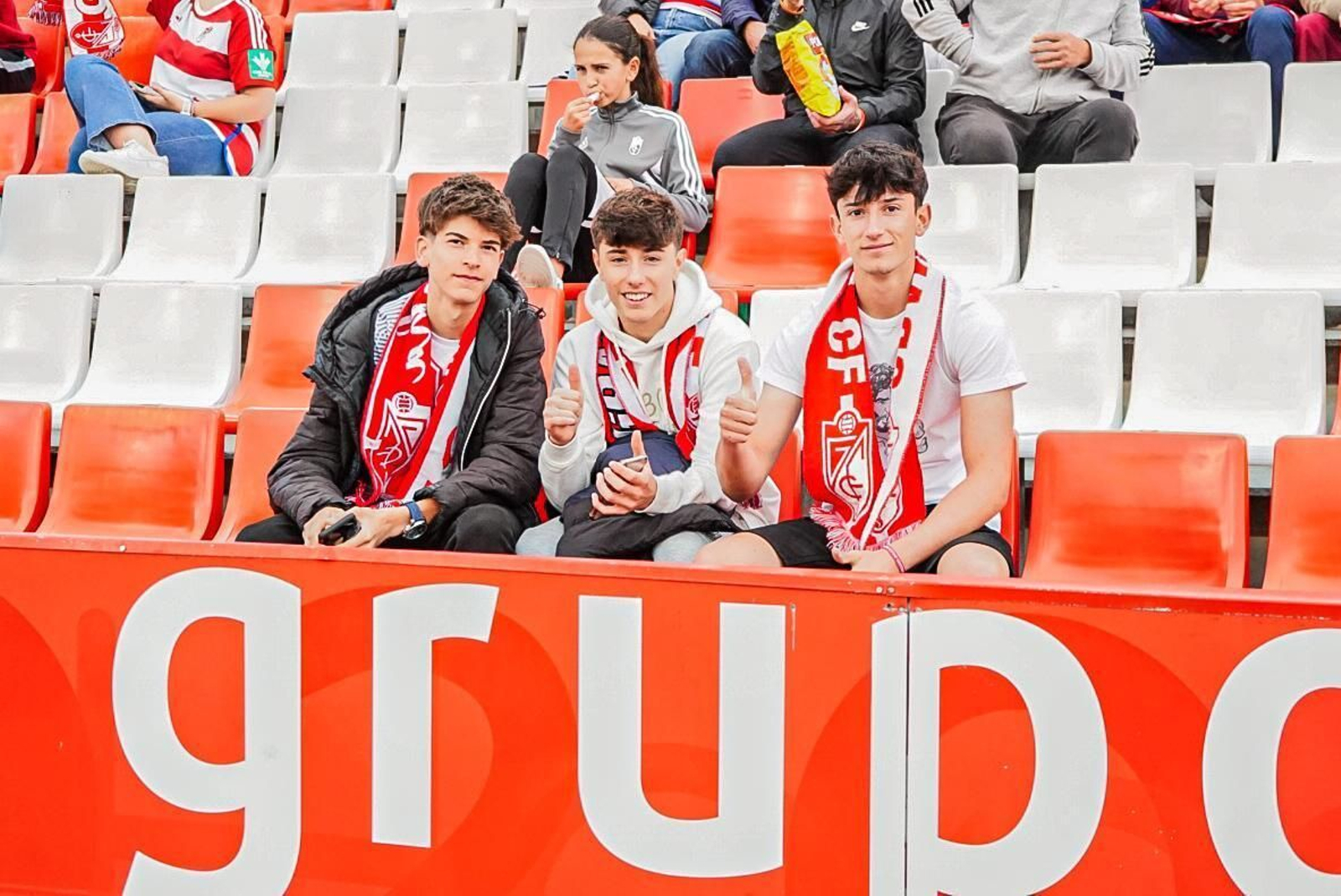 Encuéntrate en la grada de Los Cármenes en el Granada-Osasuna