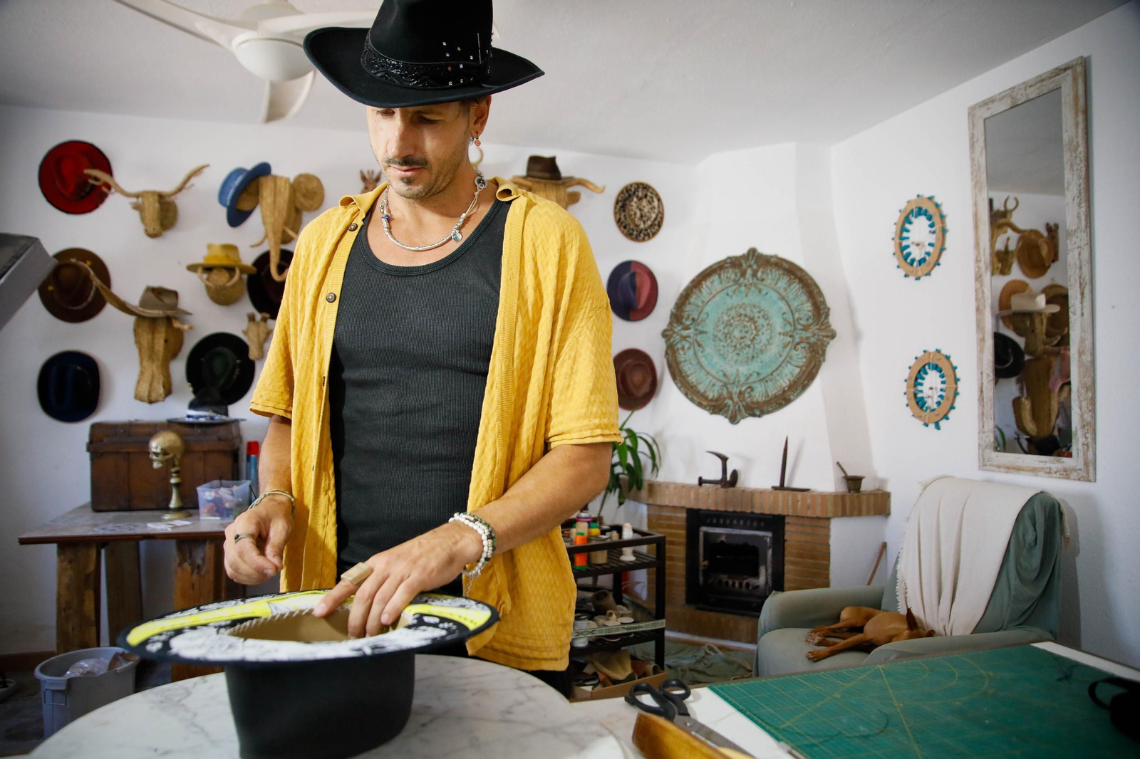 Imágenes del proceso creativo en sombreros de Alejandro Mateo