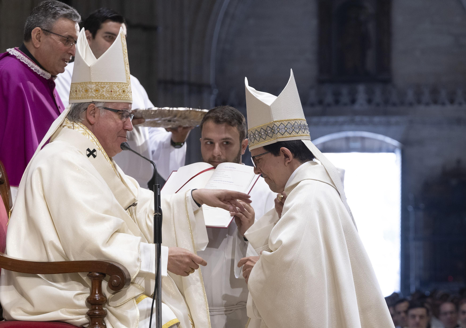 La ordenación episcopal de los dos nuevos obispos auxiliares de Sevilla, Teodoro León y Ramón Valdivia