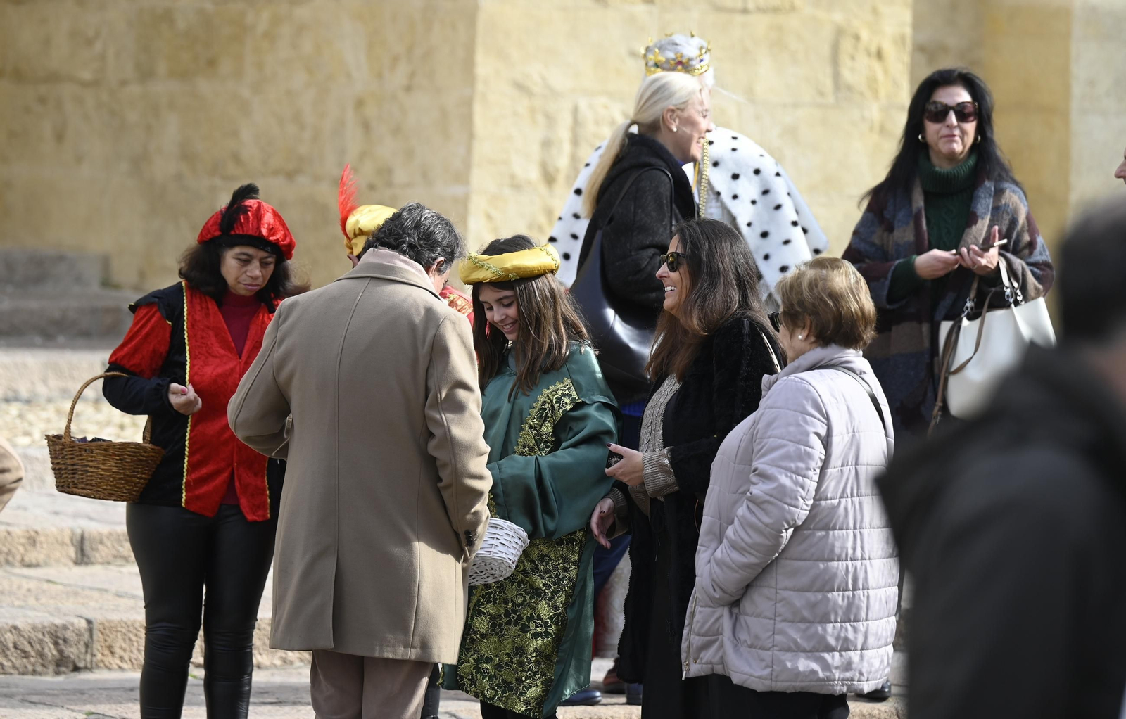 Los Reyes Magos pasean por Córdoba en coche de caballos, en imágenes
