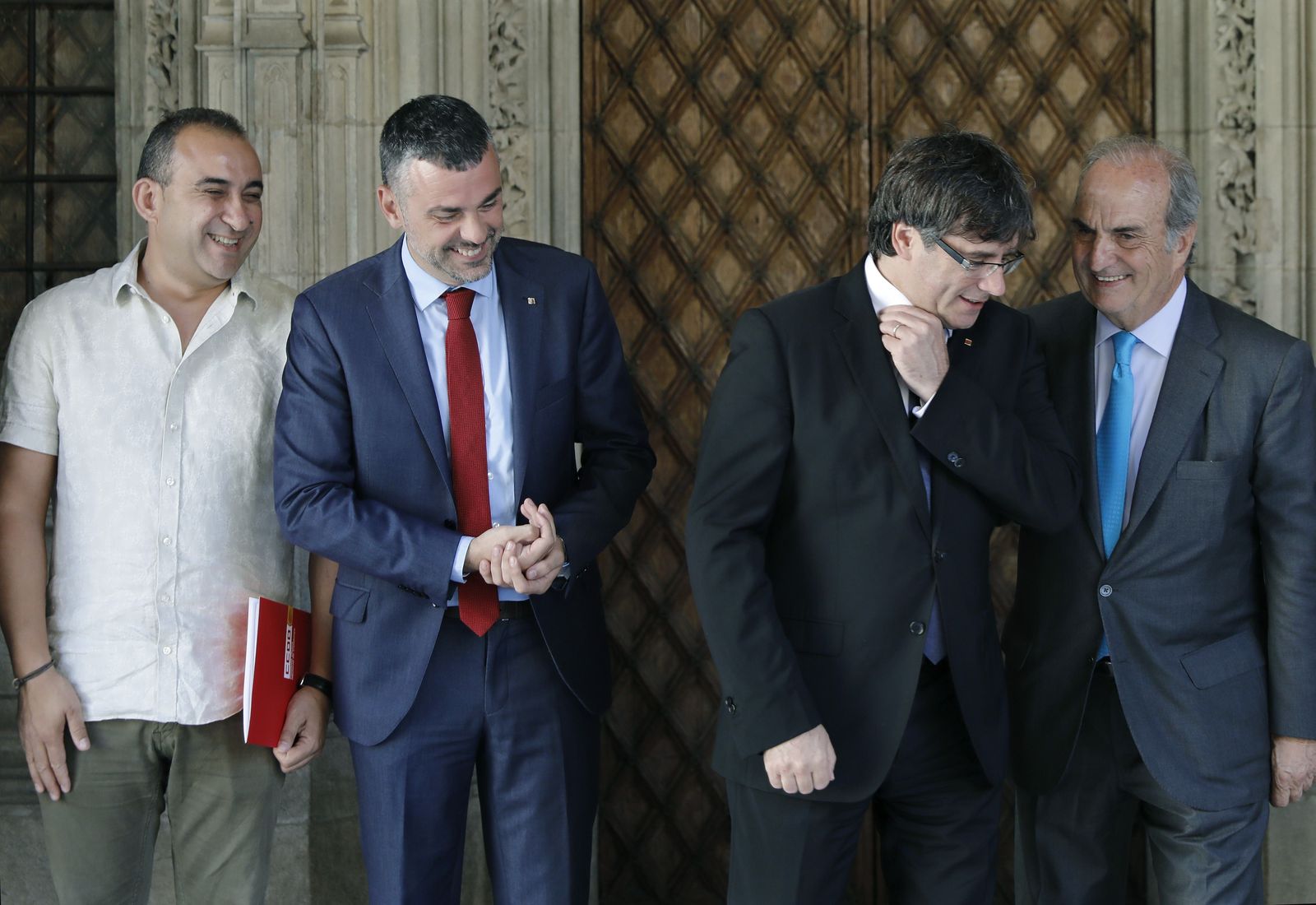 Puigdemont, el consejero Santi Vila y el líder de Fomento Nacional del Trabajo.