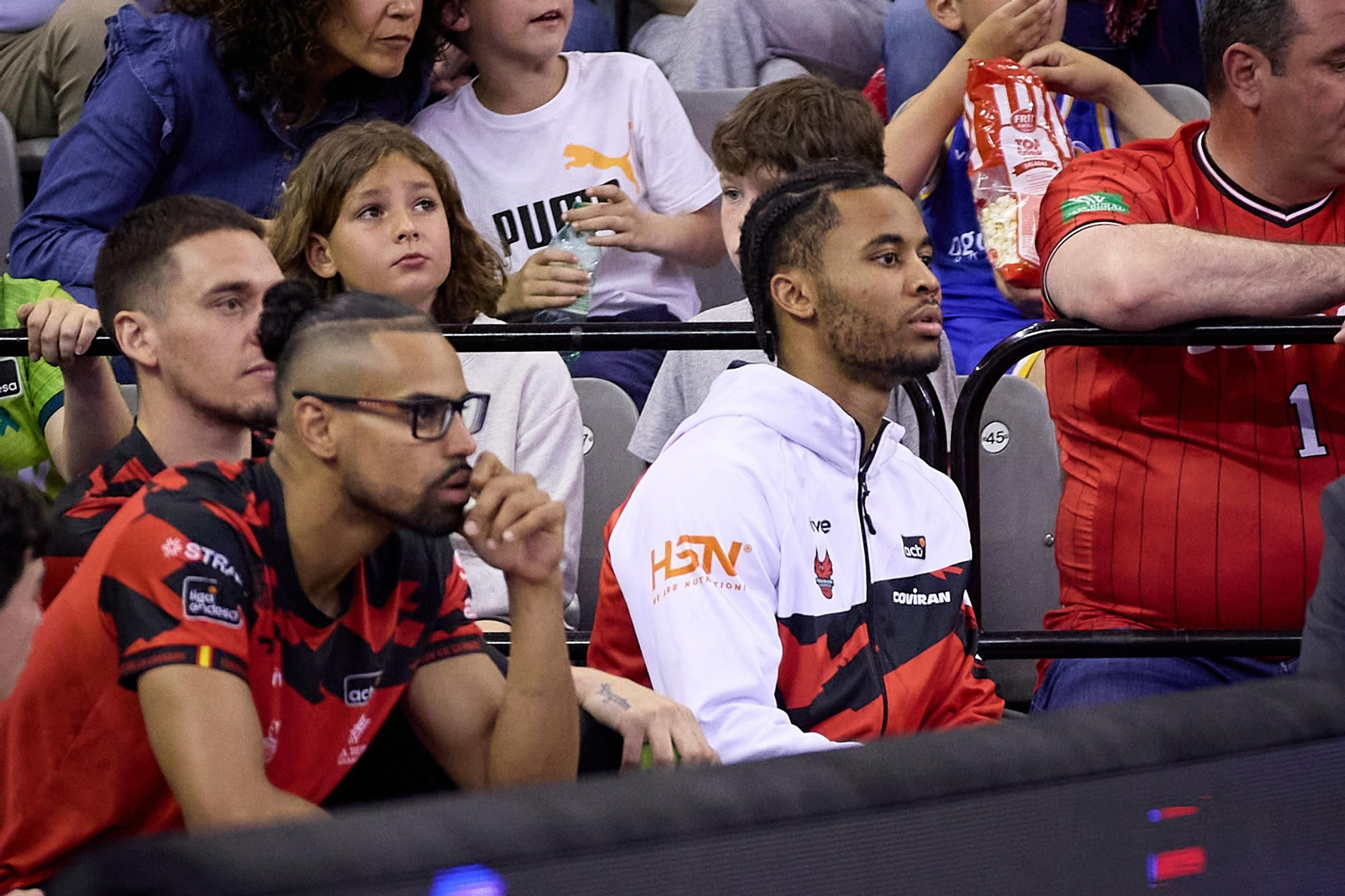 Clavell (i) sigue desde el banquillo el pasado partido ante el BAXI Manresa