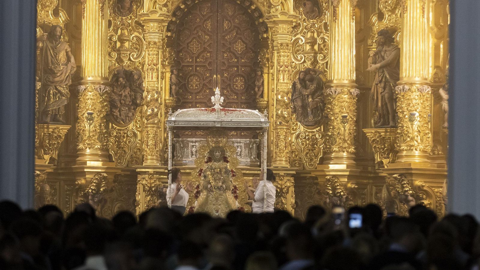 Las camaristas rezan la salve una vez que la Blanca Paloma ha vuelto a su altar.