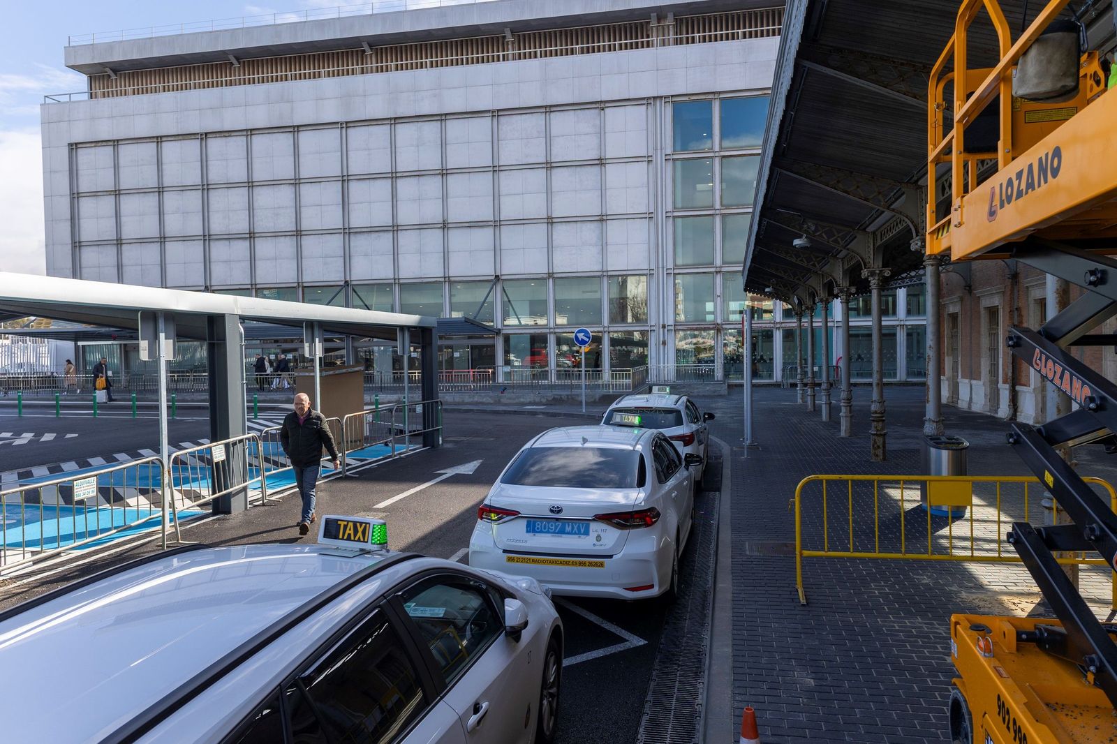 Nueva ubicacion de la parada de taxis en la estación. Al fondo, el edificio del vestíbulo.
