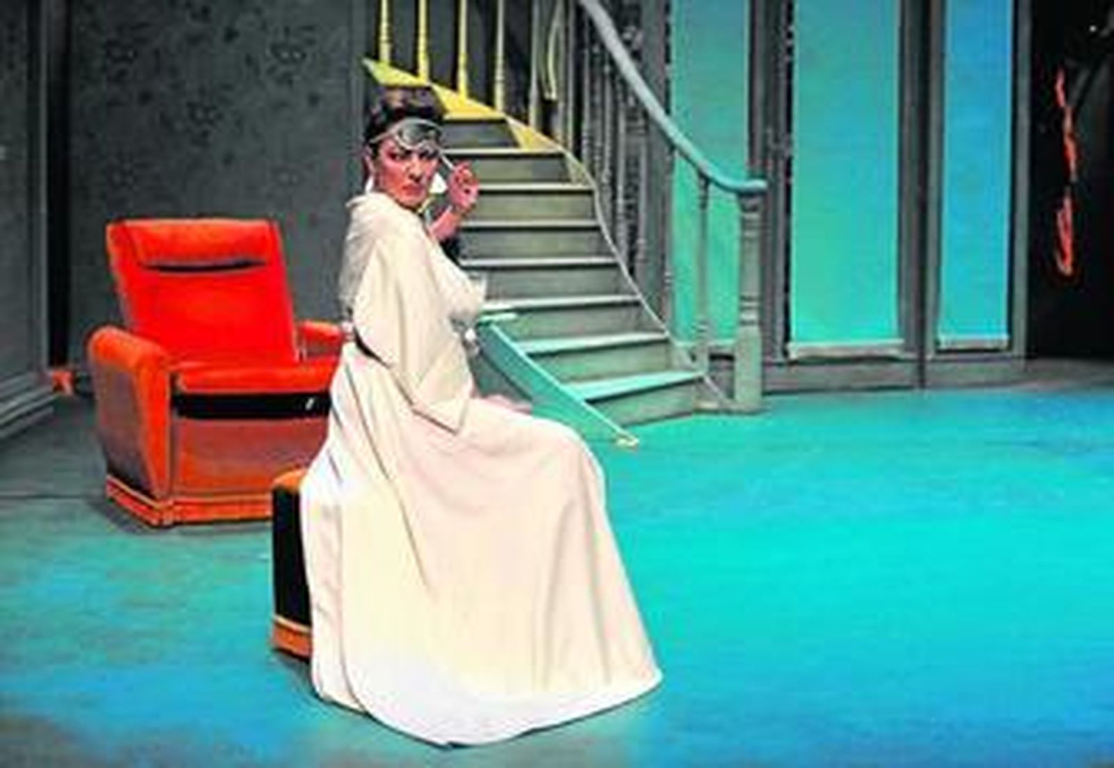 Isabel Ordaz interpreta a Mercedes, una mujer aburrida que teme ser envenenada por su marido.