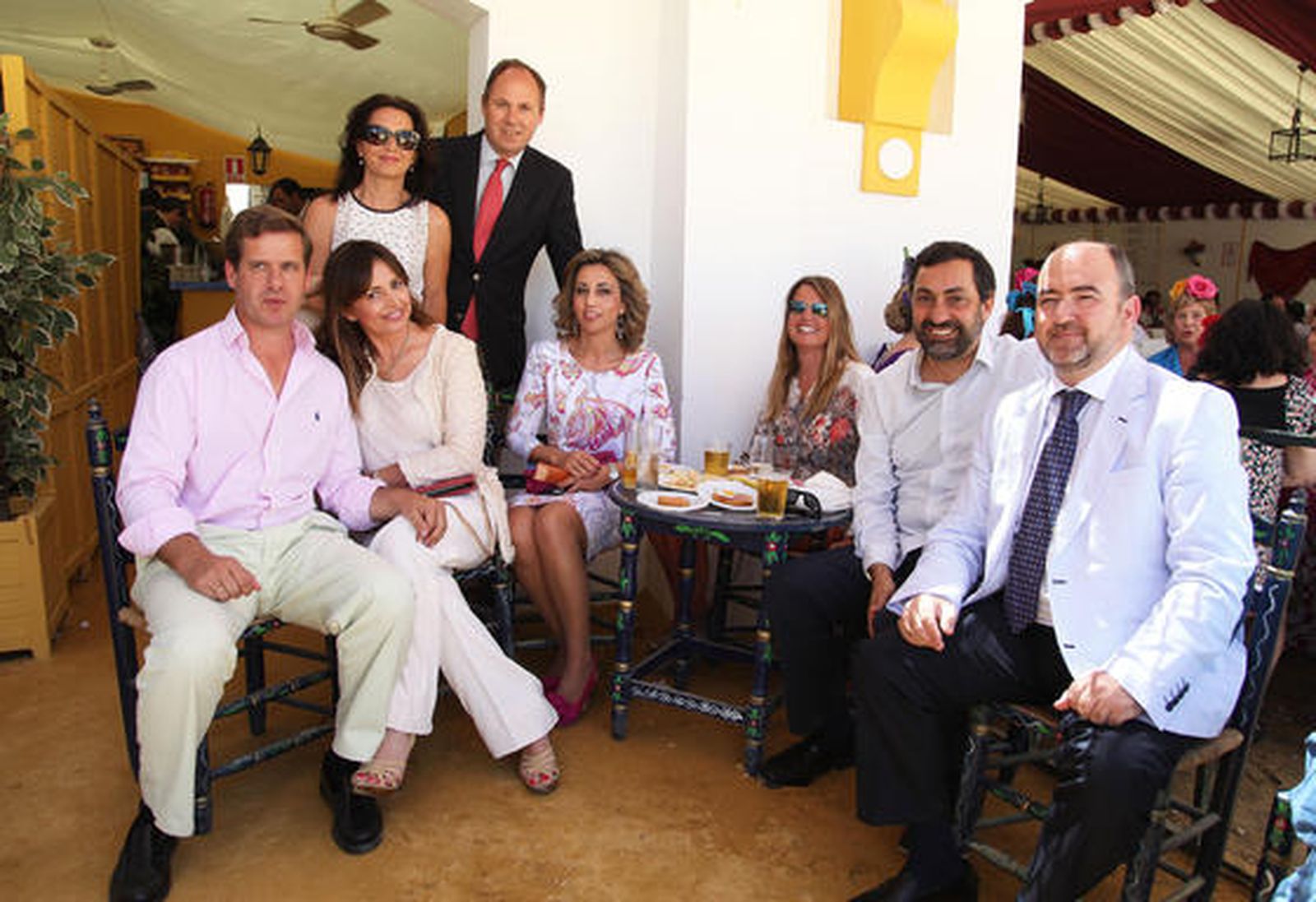Jaime Osborne, Carmen Moreno, Margara de la Torre, Francisco Sánchez-Pece, Rocío Álvarez Campana, Ángela Benavente, Diego Joly, consejero de Grupo Joly; y José Luis Lechuga, ayer en la caseta.

Foto: Vanesa Lobo