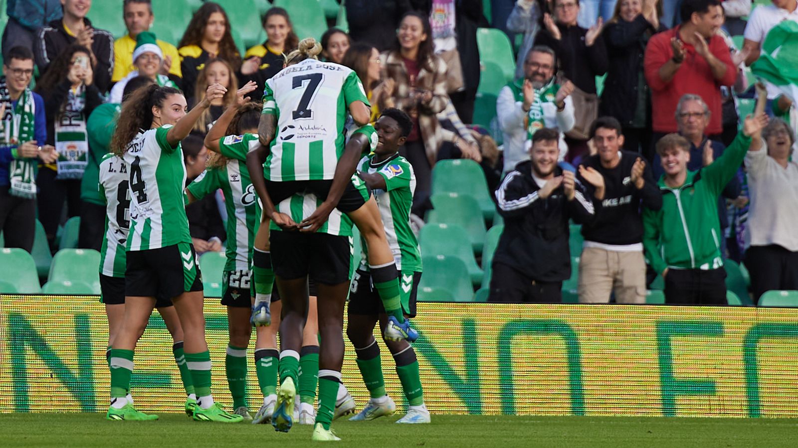 Las jugadoras béticas celebran el tanto de Laura Moreno en el Benito Villamarín.