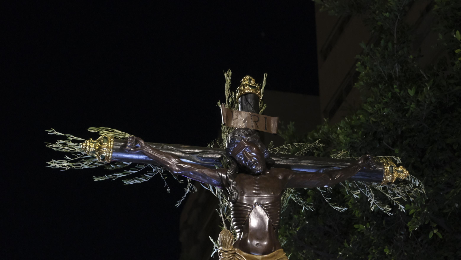 Procesión del Vía Crucis-Cristo de la Escucha en Almería, en imágenes