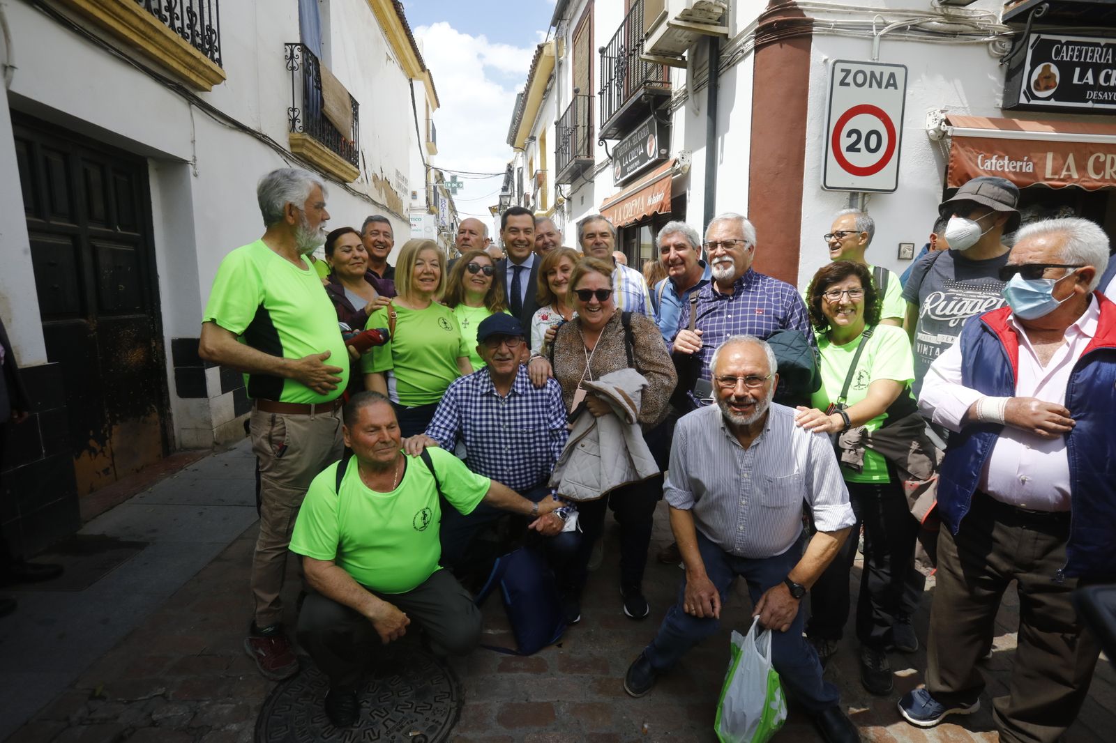 La visita de Juanma Moreno a los Patios de Córdoba, en imágenes.