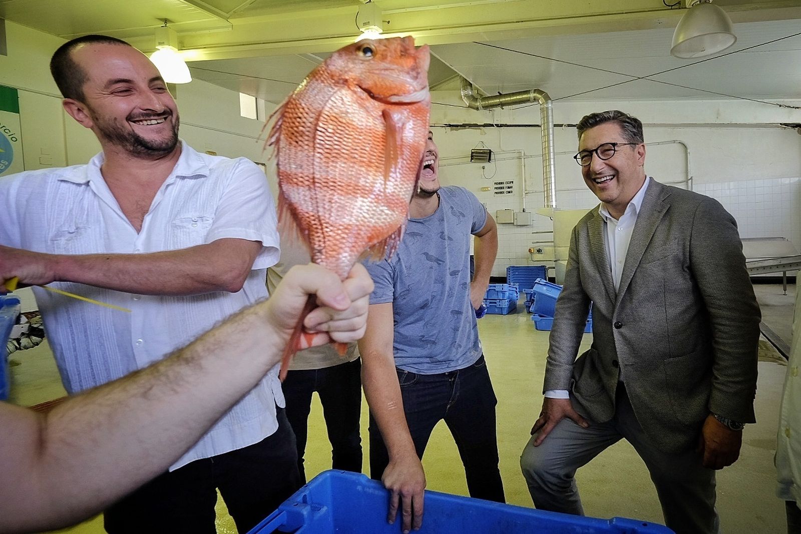 Joan Roca ríe ante una urta con Fernando Huidobro y Eduardo Pérez, en la lonja de Conil