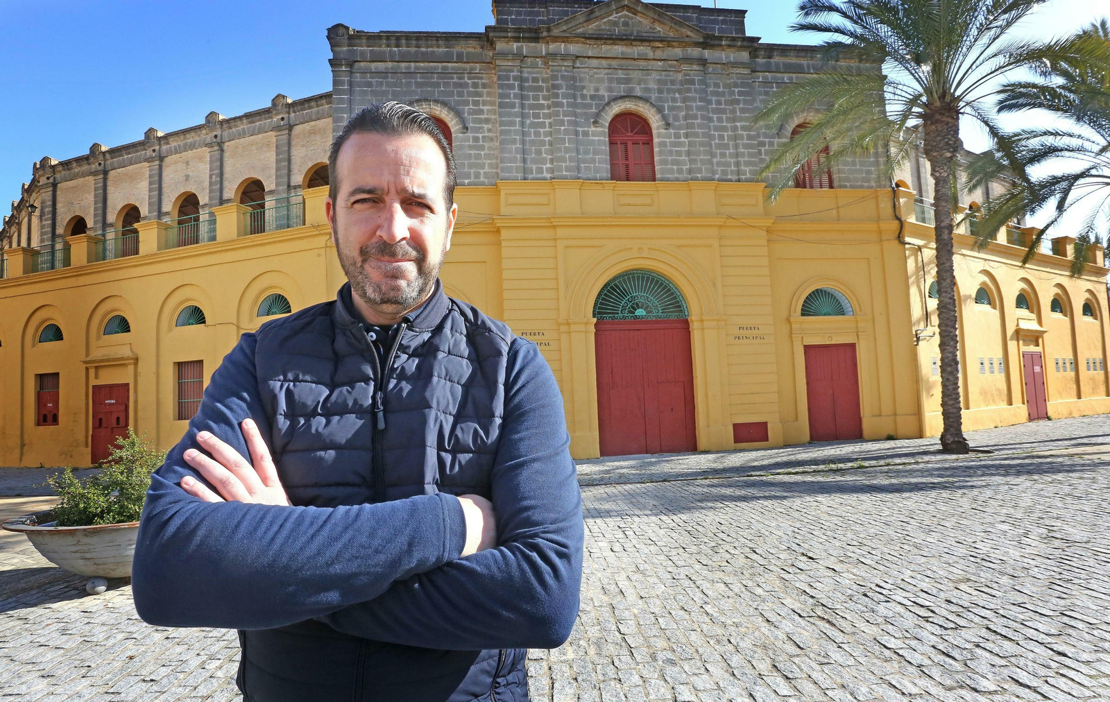 Carlos Aguilar, fotografiado junto a la plaza de toros de Jerez.